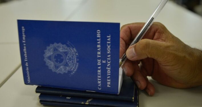 Carteira de trabalho, em foto que ilustra post sobre geração de empregos. Reprodução: Foto: Agência Brasil