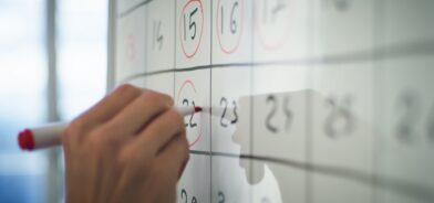 Pessoa marcando datas em um quadro de calendário, em foto que ilustra post sobre primeiros 100 dias de governo. Reprodução: francescosgura/Envato.