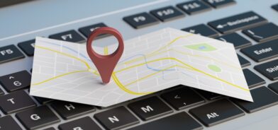 Localização do ponteiro do mapa em um laptop, em ilustração que representa um post sobre cartografia digital. Reprodução: rawf8/Envato.