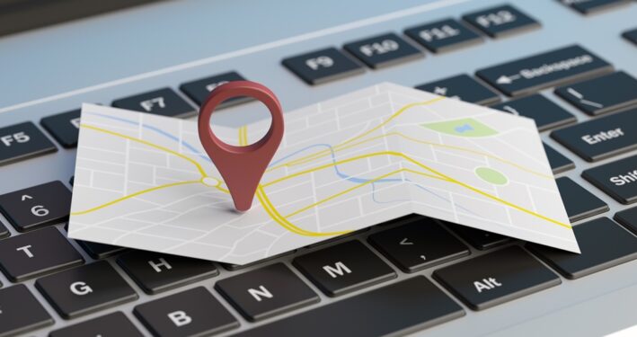 Localização do ponteiro do mapa em um laptop, em ilustração que representa um post sobre cartografia digital. Reprodução: rawf8/Envato.
