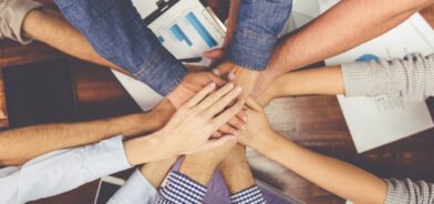 Mãos unidas em trabalho em equipe, em foto que ilustra post sobre corresponsabilidade. Reprodução: GeorgeRudy/Envato.