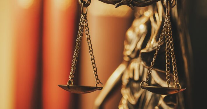 Balança da justiça, em foto que ilustra post sobre ordem pública. Reprodução: sergign/Envato.