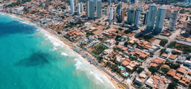 Orla da praia de Ponta Negra, em Natal - RN. Foto que ilustra post sobre turismo local. Reprodução: Pedro Menezes (@pedromenezes)/Unsplash.