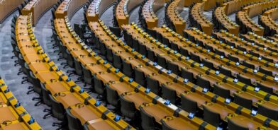 Sala de conferências do Parlamento Europeu, Bruxelas. Foto que ilustra post sobre câmara municipal. Reprodução: baspentrubas/Envato.