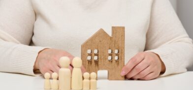 Casa de madeira e figuras de uma família. Foto que ilustra post sobre habite-se. Reprodução: ndanko/Envato.