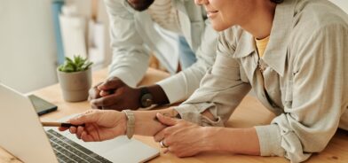 Pessoas trabalhando em laptop, em foto que ilustra post sobre portal institucional no setor público. Reprodução: AnnaStills/Envato.