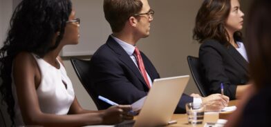 Colegas de trabalho ouvindo na reunião da diretoria, em foto que ilustra post sobre Boas Práticas Regulatórias (BPR). Reprodução: monkeybusiness/Envato.