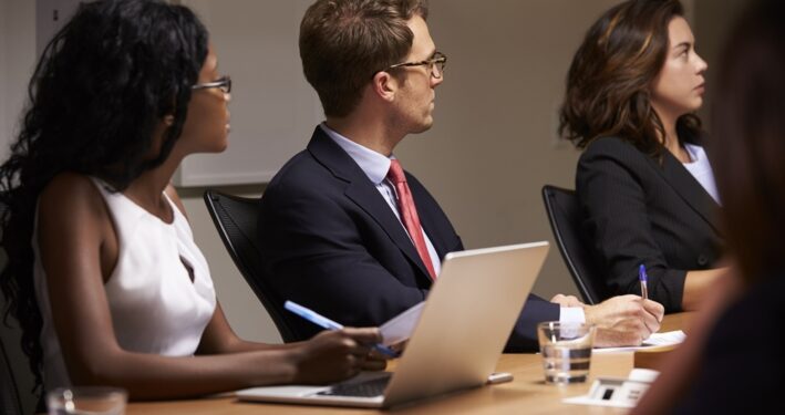 Colegas de trabalho ouvindo na reunião da diretoria, em foto que ilustra post sobre Boas Práticas Regulatórias (BPR). Reprodução: monkeybusiness/Envato.