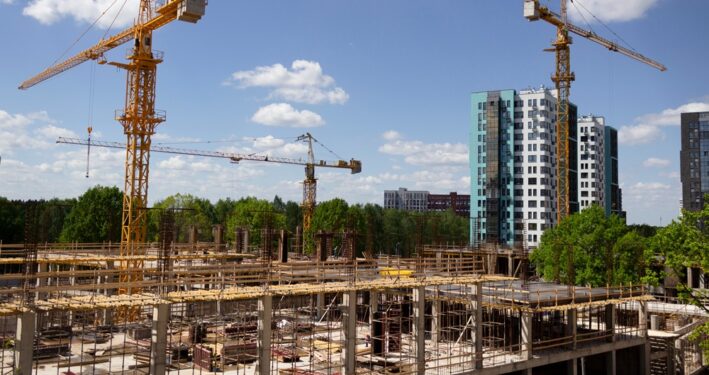 Construção, em foto que ilustra post sobre contribuição de melhoria. Reprodução: ruslaha44/Envato.