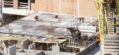 Canteiro de obras, em foto que ilustra post sobre legislação urbana. Reprodução: angelov1/Envato.