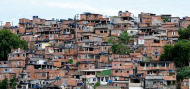 Alt: Foto de Niterói que ilustra post sobre urbanização desordenada. Reprodução: Alexander Ruiz (@rivailruiz)/Unsplash.