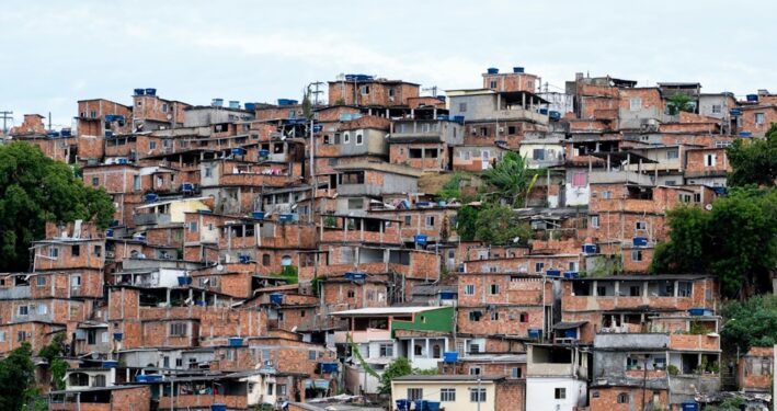 Alt: Foto de Niterói que ilustra post sobre urbanização desordenada. Reprodução: Alexander Ruiz (@rivailruiz)/Unsplash.