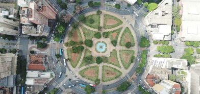Praça Raul Soares, em Belo Horizonte, ilustrando post sobre bens públicos. Reprodução: Luiz Felipe S. C. (@luizfelipebh)/Unsplash.
