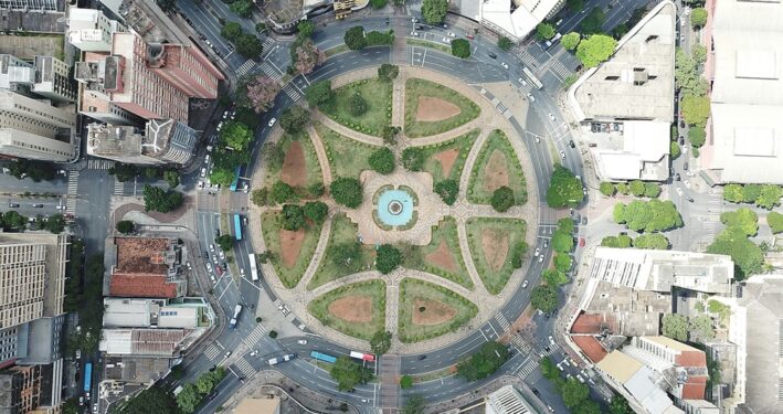 Praça Raul Soares, em Belo Horizonte, ilustrando post sobre bens públicos. Reprodução: Luiz Felipe S. C. (@luizfelipebh)/Unsplash.