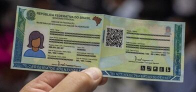 Nova Carteira de Identidade Nacional, em foto que ilustra post sobre documento público. Reprodução: Governo Federal.