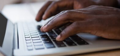 Closeup das mãos trabalhando no teclado do computador, em foto que ilustra post sobre serviço de informação ao cidadão. Reprodução: Wavebreakmedia/Envato