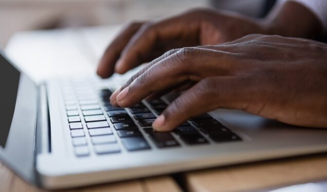 Closeup das mãos trabalhando no teclado do computador, em foto que ilustra post sobre serviço de informação ao cidadão. Reprodução: Wavebreakmedia/Envato