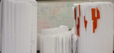 Documentos em papel, em foto que ilustra post sobre Teoria das Três Idades. Reprodução: thobry/Envato.