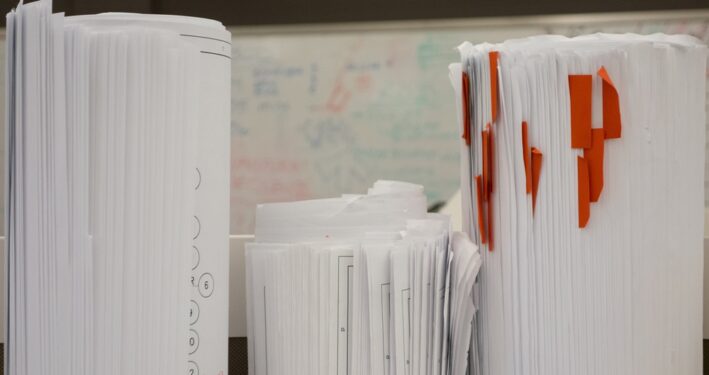 Documentos em papel, em foto que ilustra post sobre Teoria das Três Idades. Reprodução: thobry/Envato.
