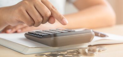 Mulher usando calculadora, em foto que ilustra post sobre Taxa de Fiscalização de Funcionamento (TFF). Reprodução: stockerthings/Envato.