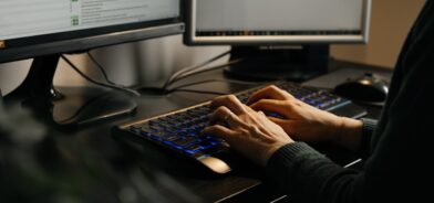 Mulher digitando em computador. Foto que ilustra post sobre assinatura digital em lote. Reprodução: ninelutsk/Envato.