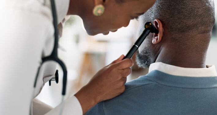 Médica examinando paciente, em foto que ilustra post sobre Atenção Primária à Saúde (APS). Reprodução: YuriArcursPeopleimages/Envato.