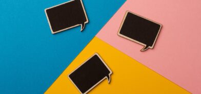 Caixas de fala quadradas em quadro. Foto que ilustra post sobre diálogo competitivo. Reprodução: macondoso/Envato.