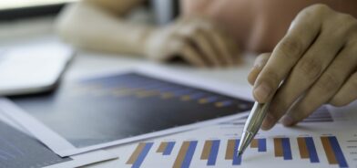 Pessoa analisando dados econômicos, em foto que ilustra post sobre diversificação econômica. Reprodução: chartchaik1/Envato.