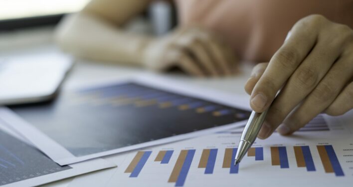 Pessoa analisando dados econômicos, em foto que ilustra post sobre diversificação econômica. Reprodução: chartchaik1/Envato.