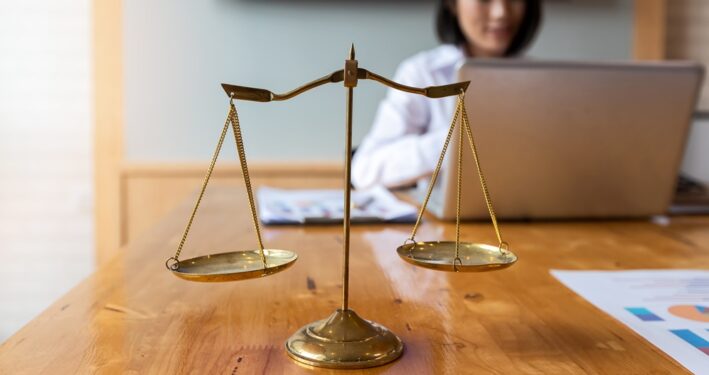 Advogada trabalhando, em foto que ilustra post sobre Lei do Processo Eletrônico. Reprodução: skarie20/Envato.