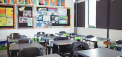 Interior de uma sala de aula vazia. Foto que ilustra post sobre gestão educacional Reprodução: Wavebreakmedia/Envato.