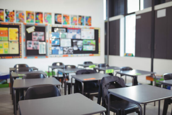 Interior de uma sala de aula vazia. Foto que ilustra post sobre gestão educacional Reprodução: Wavebreakmedia/Envato.