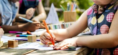 Crianças colorindo e brincando. Foto que ilustra post sobre Estatuto da Criança e do Adolescente. Reprodução: Rawpixel/Envato.