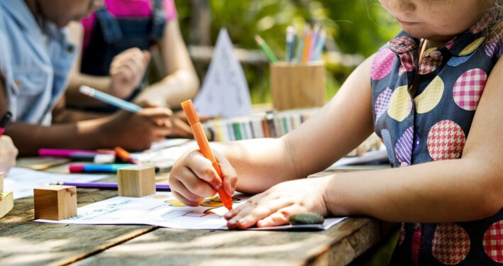 Crianças colorindo e brincando. Foto que ilustra post sobre Estatuto da Criança e do Adolescente. Reprodução: Rawpixel/Envato.