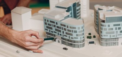 Pessoa com maquete de nova construção. Foto que ilustra post sobre Estudo de Impacto de Vizinhança (EIV). Reprodução: atercorv/Envato.  