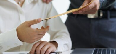 Pessoa recebendo envelope de dinheiro. Foto que ilustra post sobre Lei de Improbidade Administrativa. Reprodução: wasant1/Envato.