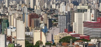 Vista aérea de São Paulo, em foto que ilustra post sobre lei de parcelamento do solo urbano. Reprodução: irenanna_sowinska/Envato.