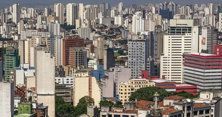 Vista aérea de São Paulo, em foto que ilustra post sobre lei de parcelamento do solo urbano. Reprodução: irenanna_sowinska/Envato.
