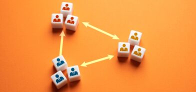 Cooperação de equipes e grupos. Foto que ilustra post sobre políticas intersetoriais. Reprodução: iLixe48/Envato.