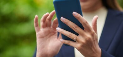 Mulher usando celular, em foto que ilustra post sobre portal de serviços ao cidadão. Reprodução: DragonImages/Envato.