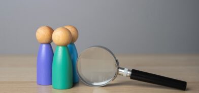 Grupo de pessoas e lupa. Foto que ilustra post sobre processo administrativo disciplinar. Reprodução: iLixe48/Envato.