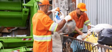 Profissionais de limpeza urbana mantendo a cidade limpa. Foto que ilustra post sobre taxa de lixo. Reprodução: YuriArcursPeopleimages/Envato.