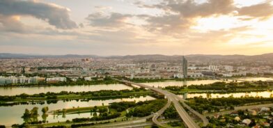 Vista aérea da cidade de Viena e do rio Donau, em foto que ilustra post sobre cidades do futuro. Reprodução: IciakPhotos/Envato.