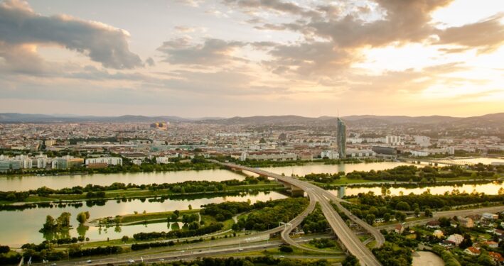 Vista aérea da cidade de Viena e do rio Donau, em foto que ilustra post sobre cidades do futuro. Reprodução: IciakPhotos/Envato.