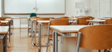 Sala de aula vazia. Foto que ilustra post sobre evasão escolar. Reprodução: wirestock/Envato.