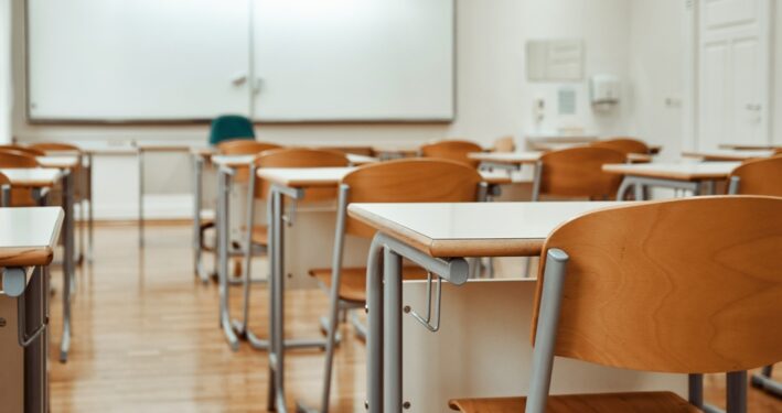 Sala de aula vazia. Foto que ilustra post sobre evasão escolar. Reprodução: wirestock/Envato.
