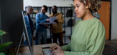 Mulher trabalhando em escritório. Foto que ilustra post sobre tendências em gestão de pessoas no setor público. Reprodução: Pressmaster/Envato.