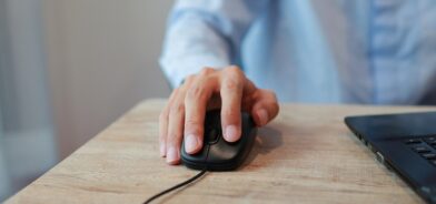 Pessoa clicando com mouse, em foto que ilustra post sobre certificado digital. Reprodução: Fullmoneyz/Envato.
