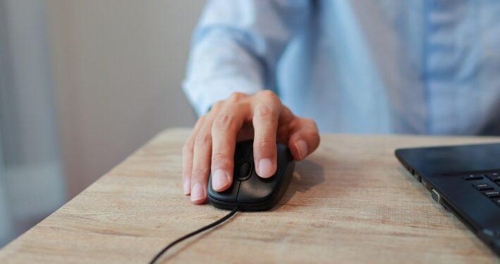 Pessoa clicando com mouse, em foto que ilustra post sobre certificado digital. Reprodução: Fullmoneyz/Envato.
