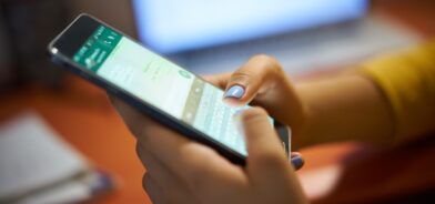 Garota digitando mensagem no WhatsApp, em foto que ilustra post sobre a diferença entre chatbot e IA no atendimento à população. Reprodução: diego_cervo